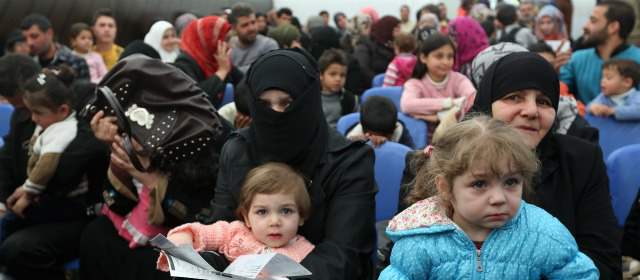 Más de un millón de sirios vive en campos de refugiados en el Líbano | Tres años de guerra siria han desplazado a más de cuatro millones de personas. Más de 150.000 niños deambulan por campos de refugiados solos, sin padres, viviendo de la caridad mundial. FOTO AP