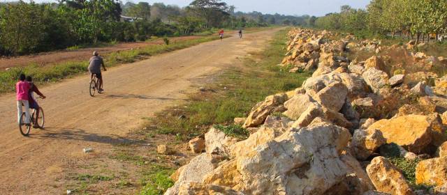 Pistas de Urabá se pueden reabrir | La pista de Arboletes está llena de escombros. Para la Dirección Aeronáutica Regional, sería una falta de visión construir allí un proyecto de vivienda. FOTO ROBINSON SÁENZ