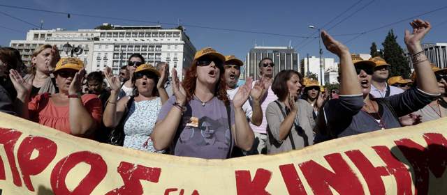 Grecia paralizada por segundo día de huelga contra medidas de austeridad | Reuters | Griegos protestan nuevamente por las medidas de austeridad adoptadas por el gobierno para superar la crisis financiera.