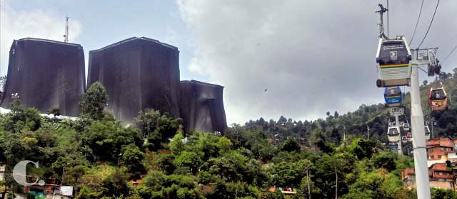 Reparación de la biblioteca valdría $10.000 millones | Todos los servicios del parque biblioteca España, excepto el auditorio, están abiertos al público. Los tres bloques están cubiertos por un sarán para proteger a los peatones del posible desprendimiento de partes de la fachada. La edificación es referente de la ciudad, de ahí la preocupación por su deterioro. FOTO HENRY AGUDELO CANO
