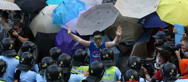 Hong Kong exige libertad a China | Los protestantes que reclaman reformas electorales y libre elección de sus gobernantes se enfrantaron a la Policía. FOTO AFP