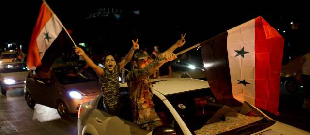 Siria tendrá siete años más con Bashar Al Assad en el poder | Tropas leales al régimen del presidente sirio salieron a celebrar anoche los resultados de los comicios en Siria. FOTO AP