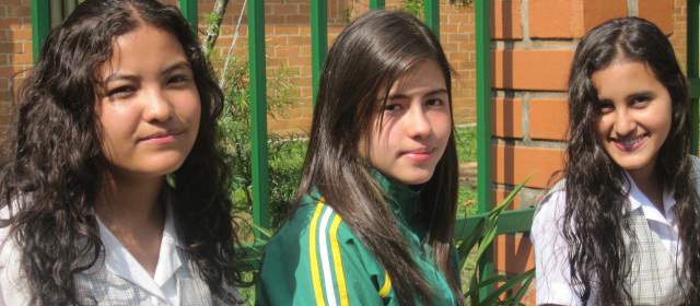 Alumnas de 9° estudian discriminación en Prado | Sara Bolívar, Vanessa Granada y María Isabel Bustamante investigan sobre discriminación en San Antonio de Prado. En 2013 incidirá en líderes comunitarios el mismo colegio. FOTO RAMIRO VELÁSQUEZ