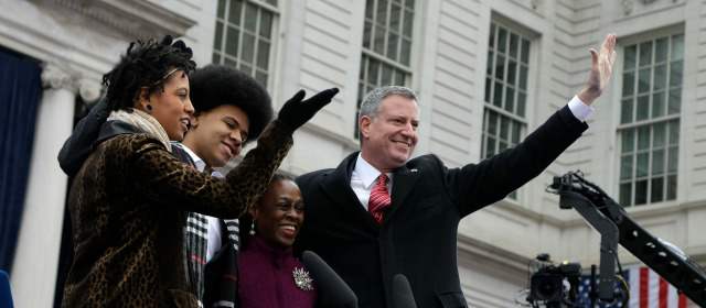 De Blasio asumió en Nueva York y puso fin a 12 años de Bloomberg | De Blasio saluda a la gente junto con su esposa, Chirlane, y sus hijos, Dante y Chiara. FOTO AP
