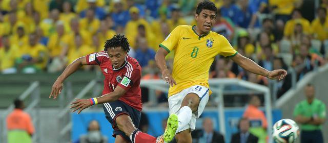 La cotización de los colombianos se disparó | Juan Guillermo Cuadrado, quien disputa el balón con Paulinho, de Brasil, es uno de los colombianos con la mayor valorización en el mercado futbolero. FOTO AFP