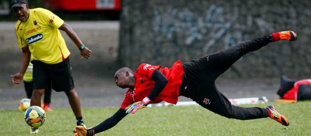 Luis Vásquez, el chico del DIM que atajó como grande | Luis Vásquez, exigido en el entrenamiento de ayer por Ormeño Gómez. FOTO MANUEL SALDARRIAGA