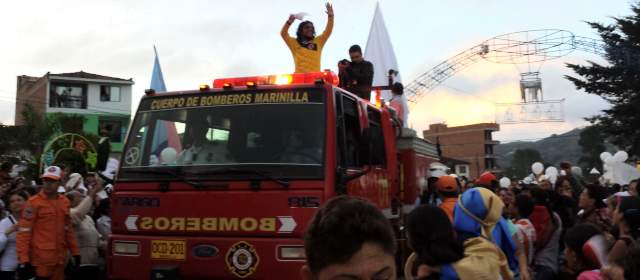 En El Peñol recibieron en carro de bomberos a León Andrés Montes | Cortesía @MiOriente