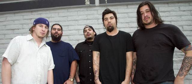 Los integrantes de la banda de metal alternativo Deftones (de izquierda a derecha) el baterista Abbe Cunningham, el guitarrista Stephen Carpenter, el teclista Frank Delgado, el cantante Chino y Moreno y el bajista Chi Cheng. FOTO AP