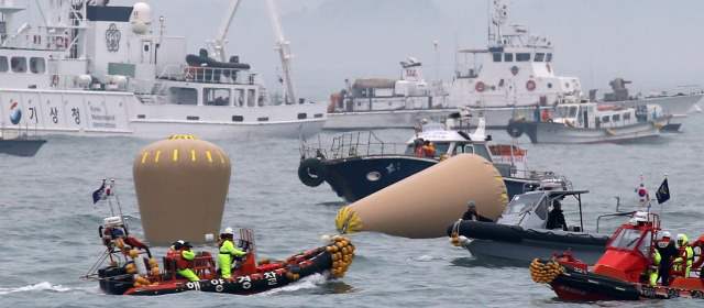 Corea emite orden de captura contra piloto de ferry siniestrado | Son 179 rescatados con vida, 28 muertos confirmados y 268 desaparecidos. FOTO AP