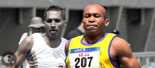 Arnobis les corre a la vida y a las medallas | Arnobis Julio, campeón suramericano máster de los 100 metros, categoría de 40-44 años. FOTO JULIO CÉSAR HERRERA