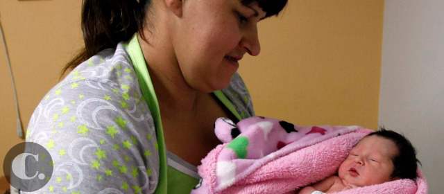 El instinto de madre no la deja tener vida | FOTO MANUEL SALDARRIAGA
