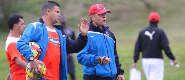 Que la pretemporada se note: Pedro Sarmiento | El técnico del Medellín, Pedro Sarmiento, insiste en que sus dirigidos mantengan la disciplina necesaria para que el 2014 sea un año lleno de logros y les inyecta motivación. FOTO HERNÁN VANEGAS