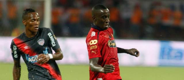 La impotencia fue escarlata | Yorleys Mena fue la figura del DIM en el 2-2 ante Junior por la Liga, que anoche también tuvo el empate 1-1 entre Tolima y Pasto. El líder es Santa Fe con 16 puntos. FOTO MANUEL SALDARRIAGA