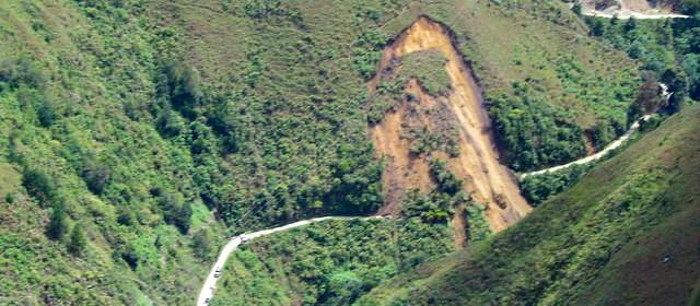 Hallaron última víctima en derrumbe de Huila | El hecho ocurrió el 29 de diciembre de 2012 en vía Neiva - San Vicente del Caguán, en la Vereda La Plata. FOTO COLPRENSA