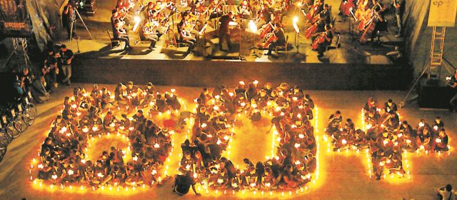 Efectos del "apagón", más allá de los megavatios | A las 8:30 p.m. del sábado, el Parque de Los Deseos se iluminó con velas. FOTO EDWIN BUSTAMANTE.