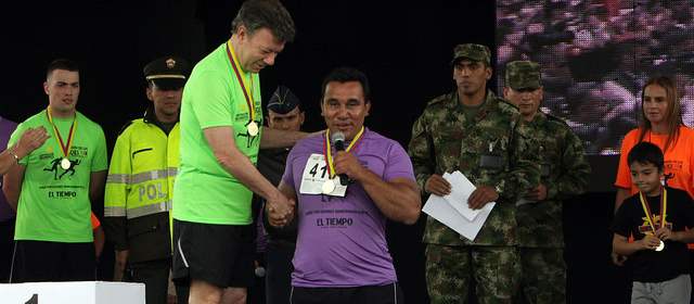 Presidente Santos pidió a negociadores que no haya más víctimas en el conflicto | El presidente Juan Manuel Santos y su familia, en la VI Carrera de los Héroes 10K. FOTO GERMÁN ENCISO-COLPRENSA
