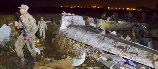 Aumentan víctimas en catástrofe aérea en Pakistán |