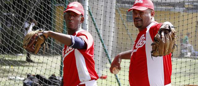 El béisbol es asunto de familia en Valle | Estiven, hijo, y Rafael Barrios, padre. FOTO DONALDO ZULUAGA