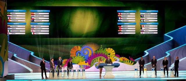 Colombia tiene con qué marcar diferencia en la llave | El brasileño Cafú fue el encargado de darle ayer la suerte a Colombia en el sorteo de Salvador para que quedara en el Grupo C del Mundial de Brasil-2014. FOTO AP