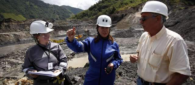 Arranca duro examen a mineras | Cecilia Zea, del consorcio HGC, a cargo de la fiscalización en Antioquia, María Constanza García, presidenta de la Agencia Nacional de Minería, y Humberto Mejía, gerente de la mina La Margarita, en Titiribí, durante la visita de campo. FOTO JULIO C. HERRERA