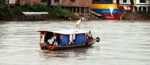 Eln se atribuye ataques en Arauca y lanza amenazas | El río Arauca es la frontera con Venezuela. A la izquierda, facsímil de carta del Eln. FOTO JAIME PÉREZ