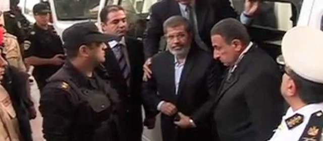 Mursi volverá a enfrentar la justicia en 2014 | Imagen de video, que muestra a Mohamed Mursi llegando al tribunal. Fue detenido en julio y desde entonces no se le veía REUTERS