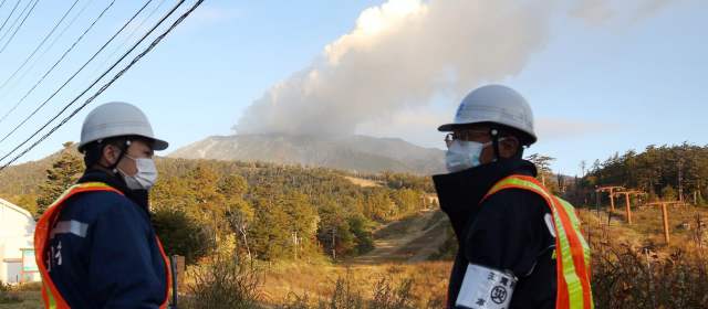Suspenden operaciones de rescate en el volcán Ontake por riesgo de erupción