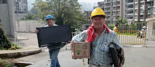 "Con esto se cierra Space para nosotros": residentes | Ayer fueron los primeros trasteos de los damnificados de Space. FOTO Hernán Vanegas Ochoa