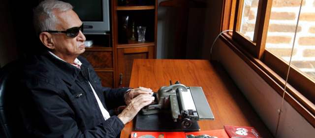 Jorge Restrepo Sierra muestra destellos de su pensamiento | Ante su máquina de escribir en braille, Jorge pasa gran parte de su vida FOTO DONALDO ZULUAGA