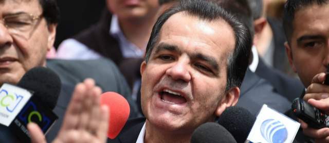 En segundo tiempo, campañas replantean sus estrategias | Zuluaga reiteró que suspenderá de forma provisional la negociación, si llega a la Presidencia. FOTO AFP