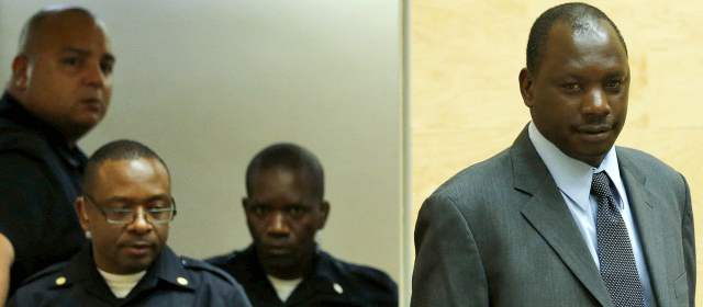 Exlíder rebelde Thomas Lubanga condenado a 14 años de prisión por reclutar niños soldado | Lubanga pareció tenso y cauto al inicio de la sentencia, reclinándose en la silla. Foto: Reuters