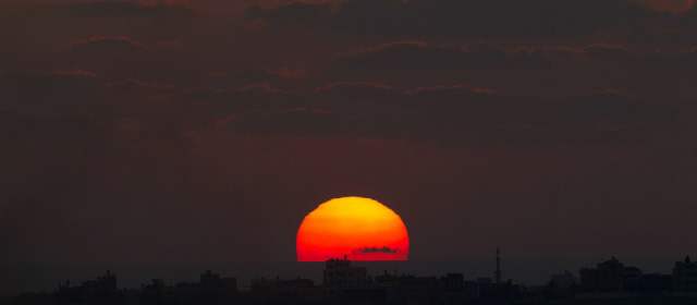 El sol se pone detrás de la Franja de Gaza como se ve desde la frontera con Israel. FOTO AP