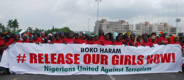Nigeria no usará la fuerza para rescatar a las niñas | Cientos de nigerianos continúan protestando por el rapto de más de 200 niñas nigerianas a manos del Boko Haram. FOTO AP