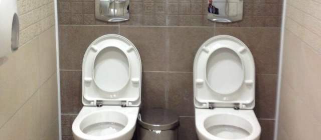 Continúa polémica por sanitarios "gemelos" en los Olímpicos de Invierno