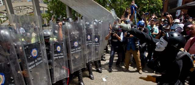 La nueva estrategia de Maduro es arrestar a alcaldes opositores | Los manifestantes se concentraron cerca de uno de los bancos del país, en rechazo a la detención. AP