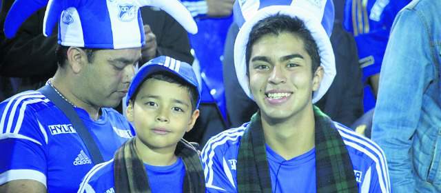 La afición se dejó contagiar de la fiebre azul | Los hinchas de Millonarios están eufóricos y han echado mano de toda la parafernalia alusiva a los embajadores. FOTO COLPRENSA