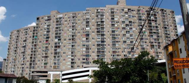 CDO tiene un edificio en Calasanz con obra deficiente | La urbanización está ubicada en la calle 54 con la carrera 86A. En total son 377 apartamentos. FOTO HENRY AGUDELO