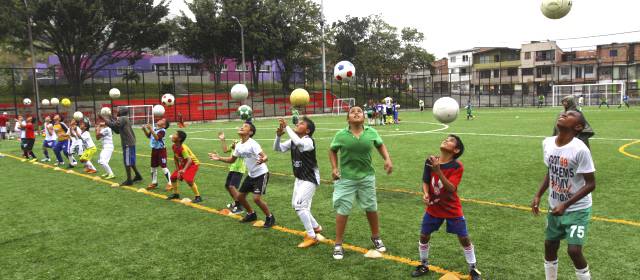 Antioquia es la tierra de las canchas sintéticas | En Castilla la utilización de las canchas sintéticas es masiva por parte de los niños, quienes también hacen cola para jugar en Moravia, Belén, San Blas y otros barrios. FOTO EDWIN BUSTAMANTE
