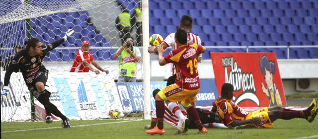 Junior dejó escapar dos puntos de oro | Jonathan Copete, a la izquierda, celebra con Vélez. FOTO CORTESÍA