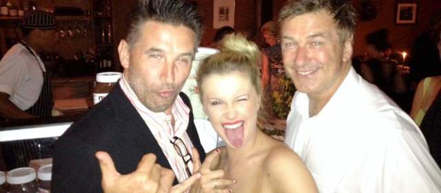 El actor Alec Baldwin se casó con su instructora de yoga |
