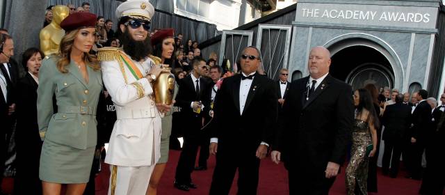 Sacha Baron Cohen apareció vestido de dictador | AP | A pesar de que la Academia le había advertido que no lo hiciera, el actor británico apareció en la alfombra roja vestido como el personaje de su próxima película El dictador.