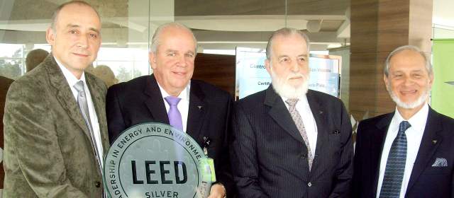 Destacado como el primer hospital verde fuera de E.U. | De izquierda a derecha, el arquitecto Diego Uribe Á. junto a los directivos Juan Manuel Sierra J.; Ricardo Restrepo Arbeláez -presidente de Junta- y Julio Ernesto Toro, director. FOTO LILLIANA VÉLEZ DE R.