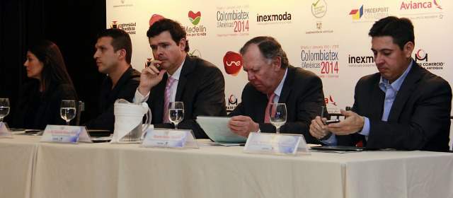 La feria textil se realizará del 21 al 23 de enero en Plaza Mayor de Medellín. En la foto, de Izquierda a derecha, Luz Adriana ochoa, Mauricio Velásquez, Carlos Eduardo Botero, Ricardo Vallejo y Uriel Hernando Sánchez. FOTO COLPRENSA