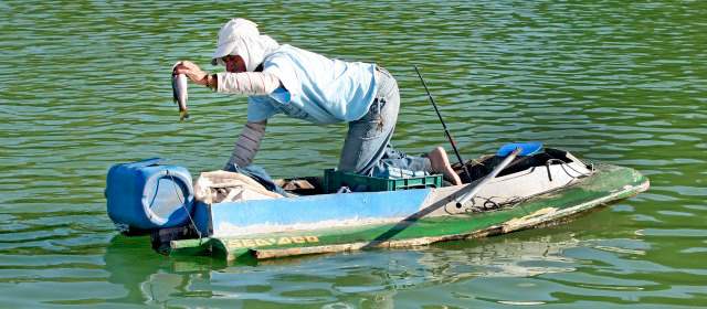 Falta de control acaba con la pesca en El Peñol | Hay preocupación por el auge de la pesca artesanal sin control en el embalse. Un descaro ver redes que barren de peces la represa FOTO JUAN ANTONIO SANCHÉZ