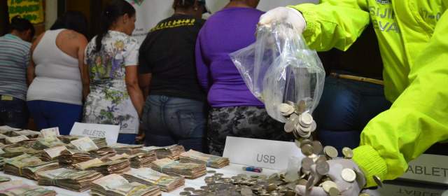 Cayó alias "la Mona" en operativos contra el microtráfico en el Centro | Varias de las capturadas y el producto de la venta. FOTO CORTESÍA