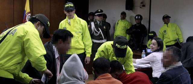 Fiscalía imputó cargos a cuatro de los presuntos responsables por atentado al exministro Londoño | El martes, las autoridades confirmaron las capturas de cinco personas en Cali. Este martes fueron trasladados a Bogotá donde se legalizó la captura. Foto Colprensa.