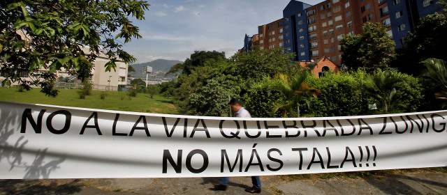 En Zúñiga talarían 50 árboles para vía | Al fondo se observan los árboles que quiere proteger la comunidad de Vegas de Zúñiga con su protesta. FOTO JULIO CÉSAR HERRERA