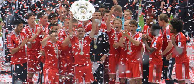 Bayern Munich gana y recibe su trofeo de la Bundesliga |