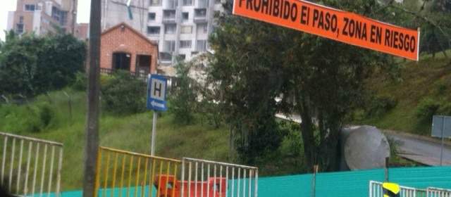 Tres vidrios y un drywall rotos, el reporte de daños | El tanque, que se aprecia en la parte inferior de la foto, se encontraba en la parte inferior de la torre 5. FOTO SEBASTIÁN AGUIRRE E.