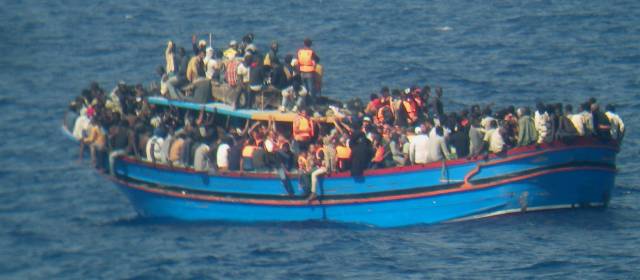Desde el viernes pasado, las naves de la marina militar de Italia han socorrido 5.000 inmigrantes. FOTO AFP